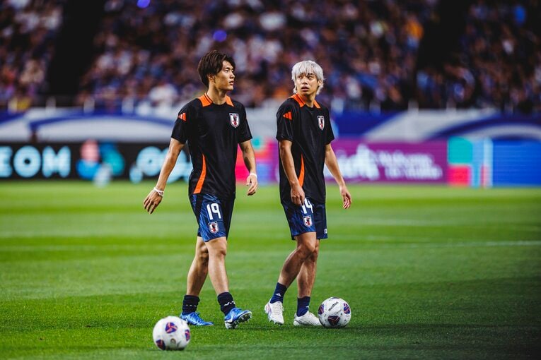 小川航基、伊東純也（2024年W杯アジア最終予選・中国戦）©︎Kiichi Matsumoto