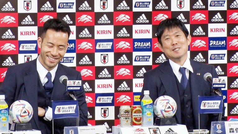 2022年12月7日、帰国直後の記者会見で。吉田麻也も出席した。この日の夜にテレビで「続けたい」と発言した　©JIJI PRESS