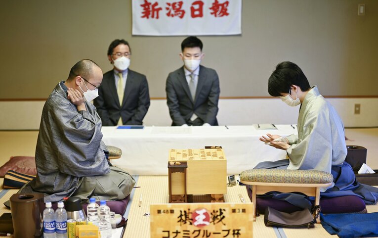 激闘となった棋王戦第3局（代表撮影）　©JIJI PRESS