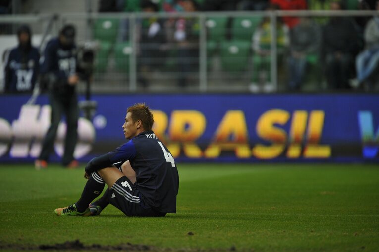 ブラジルに完敗し、試合後ピッチに座り込む　©︎Takuya Sugiyama