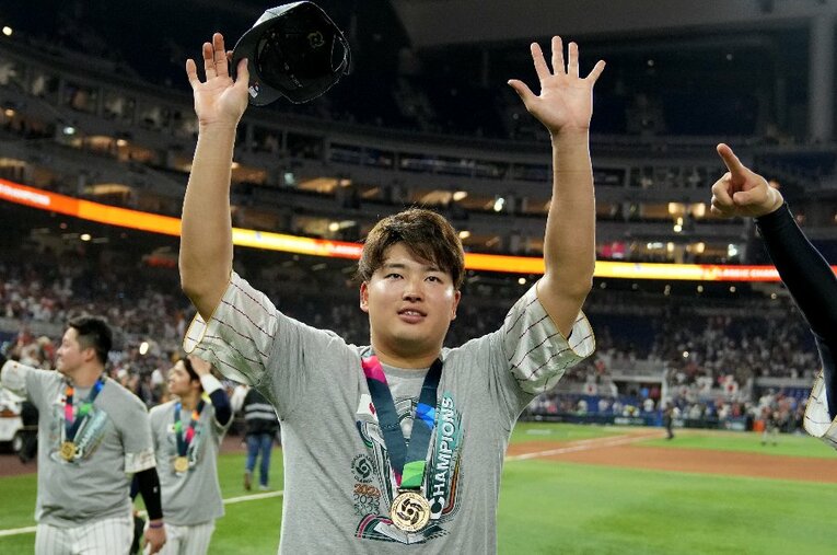 昨季セ・リーグ三冠王の村上もWBCの1次ラウンドでは苦しみ、4番から5番へと打順が変わったがマイアミの地で見事復活を果たした ／ photograph by Getty Images