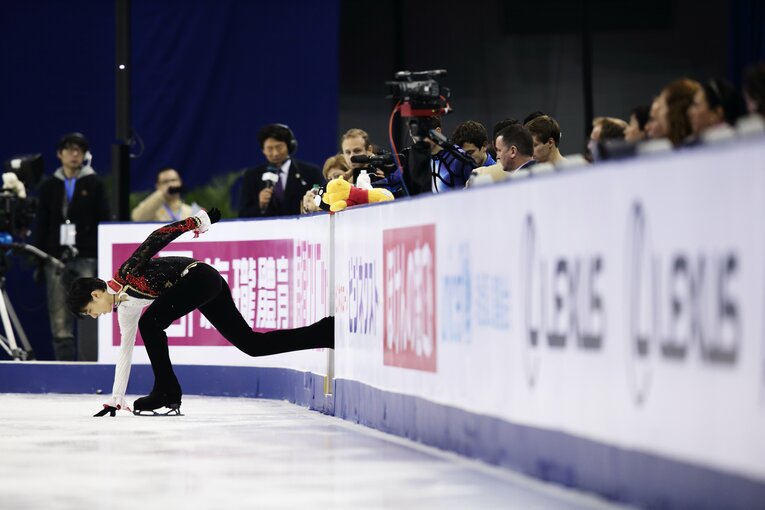2014年中国杯、6分間練習でリンクに入る羽生。この後、羽生をまさかの事態が襲う　©Tsutomu Takasu