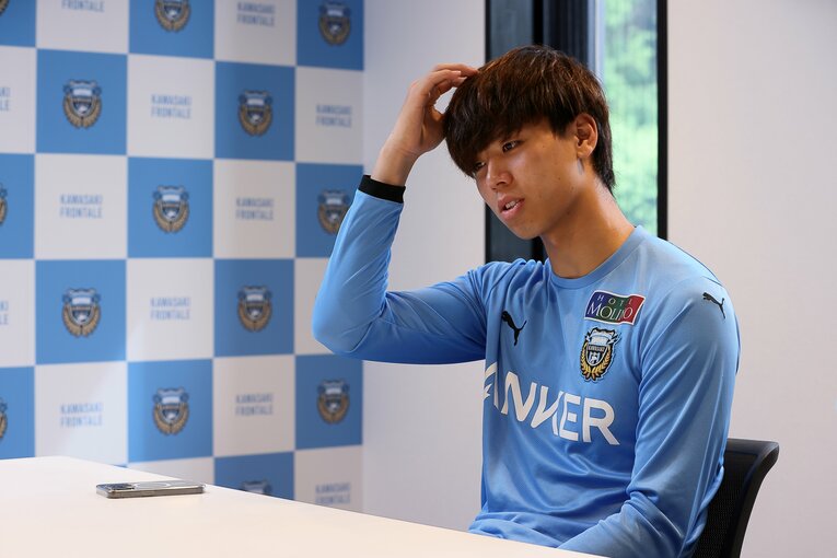 インタビューに応じる高井幸大　©Shigeki Yamamoto