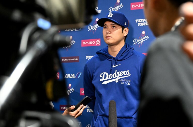 真面目な表情で囲み取材に応じる　©Getty Images