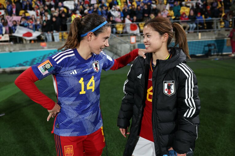 スペイン代表のアイタナ・ボンマティ（左）とユニホーム交換した長谷川唯　©︎Getty Images
