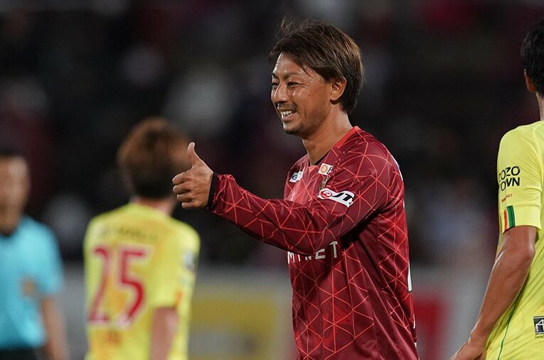 昨季限りで現役引退を決めた赤嶺真吾（38歳）。渡り歩いたクラブそれぞれで、ファンの記憶に残るをゴールを量産した ／ photograph by J.LEAGUE