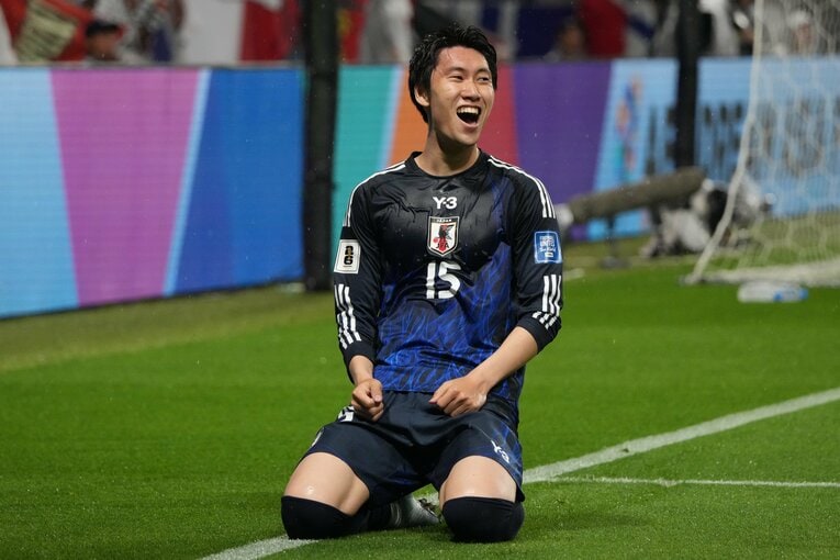 鎌田の「膝スラ」。少し控えめ　©Etsuo Hara/Getty Images