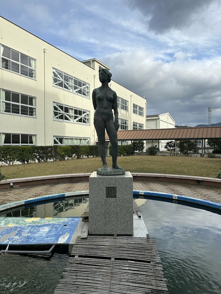 校内に置かれている裸婦像「爽」　©Yuji Yanagawa　