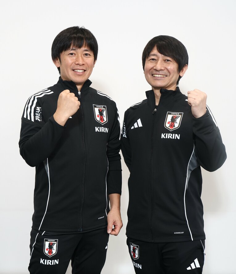 サッカー日本代表用具係の山根威信さん（左）と麻生英雄さん　©JIJI PRESS