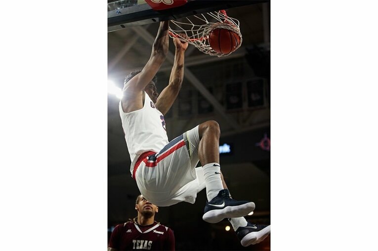 大学時代の八村のダンク ／ photograph by Getty Images