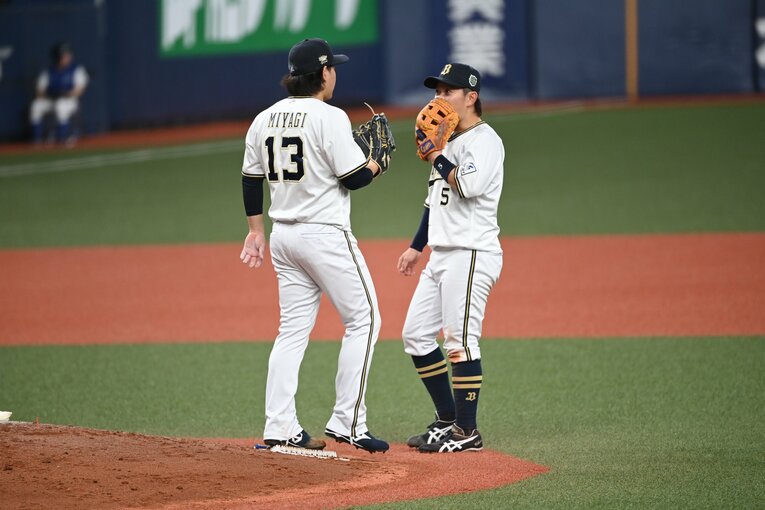 ピンチを迎えた宮城に声をかける西野（右）　©︎Naoya Sanuki