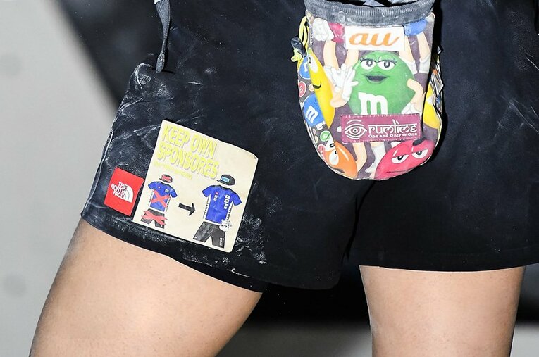 選手たちがユニフォームにつけた抗議ステッカーには、ボルダリングの歴史が詰まっている。問題の前向きな解決を望みたい ／ photograph by Miki Sano