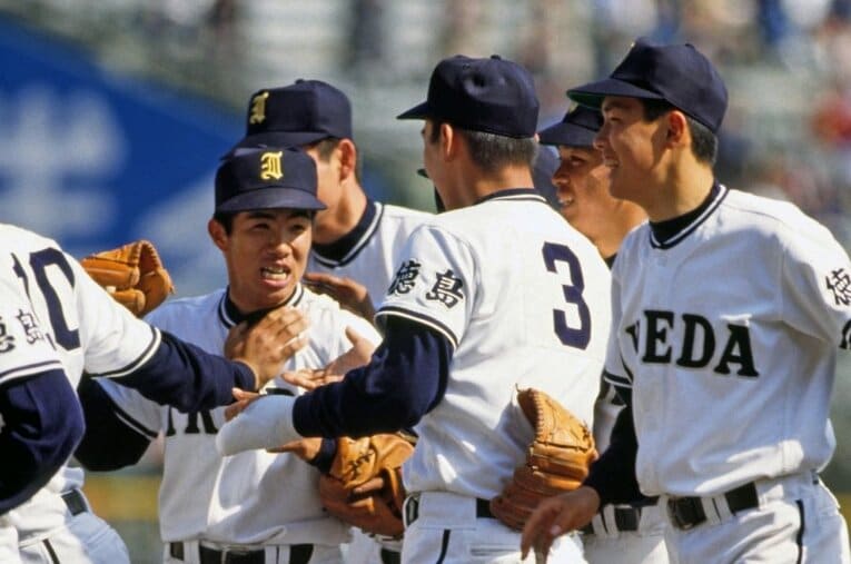 1986年、春の甲子園を制した池田高校。80年代、これが同校3度目の甲子園優勝となった ／ photograph by Katsuro Okazawa／AFLO