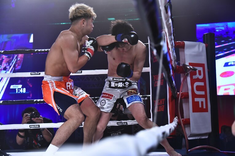 立ち上がった朝倉未来に怒涛の追撃を浴びせるYA-MAN（2枚目／全4枚）　©RISE CREATION