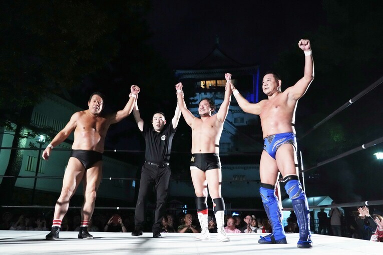 勝利した藤波辰爾、LEONA、永田裕志組　©Essei Hara