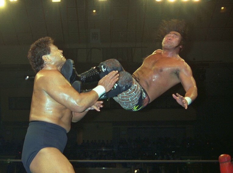 武藤のミサイルキックをアゴで受ける天龍　©︎東京スポーツ新聞社