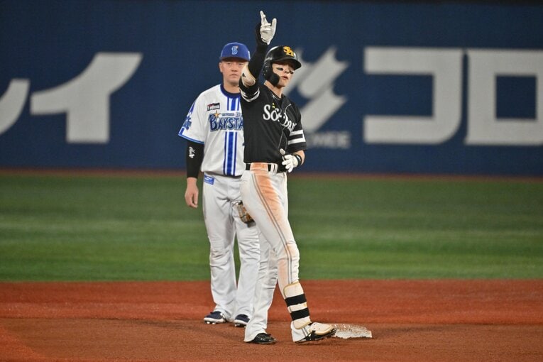 日本シリーズ第2戦、周東佑京が二塁打を放つ　©︎Hideki Sugiyama