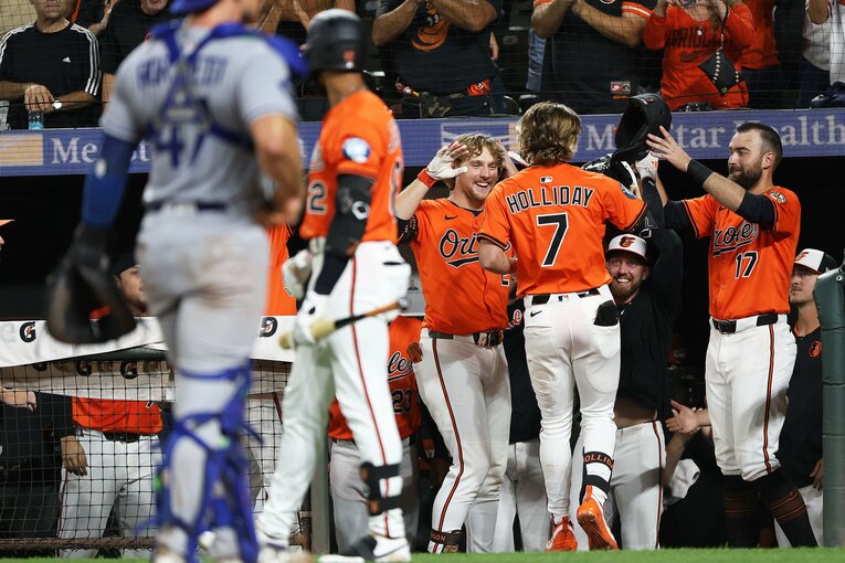 山本由伸を攻略し、ベンチで祝福を受けるホリデー。オリオールズの反撃がここから始まった　©︎Imagn/Reuters/AFLO
