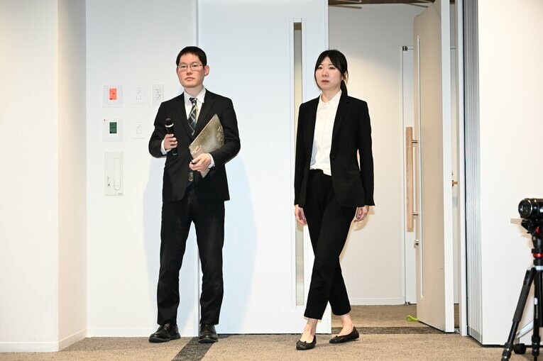 棋士編入試験第5局後、会見での西山の表情と気品あるお辞儀（全8枚中の1枚目）　©Keiji Ishikawa