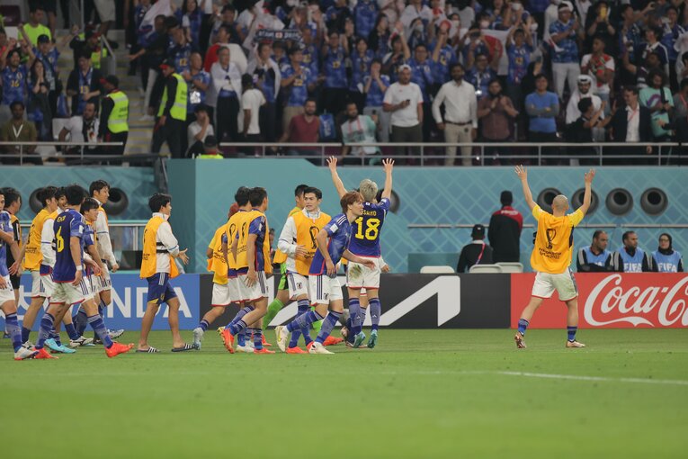 2点目を決めた浅野のもとには、ベンチメンバーも総出で祝福　©Kaoru Watanabe/JMPA