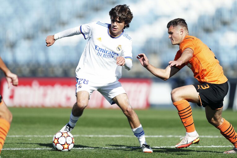 レアルの18歳日本人・中井卓大が「写真撮ってよー！」 無邪気さと表裏一体な《CLを含めた超シビアな競争》の舞台ウラ(12)