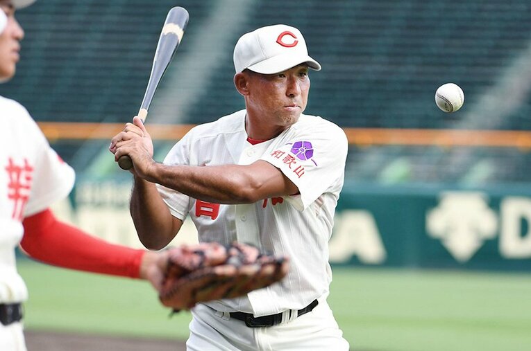 プロ野球OBの高校野球参入が解禁されて以来、高校野球の流れは大きく変わってきた。中谷仁コーチもそれを担う1人である。 ／ photograph by Kyodo News