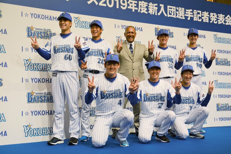 2018年ドラフト。下段左からドラフト2位伊藤裕季也、1位上茶谷大河、3位大貫晋一。上段左から6位知野直人、4位勝又温史、アレックス・ラミレス監督、5位益子京右、そして育成1位の宮城滝太　©JIJI PRESS