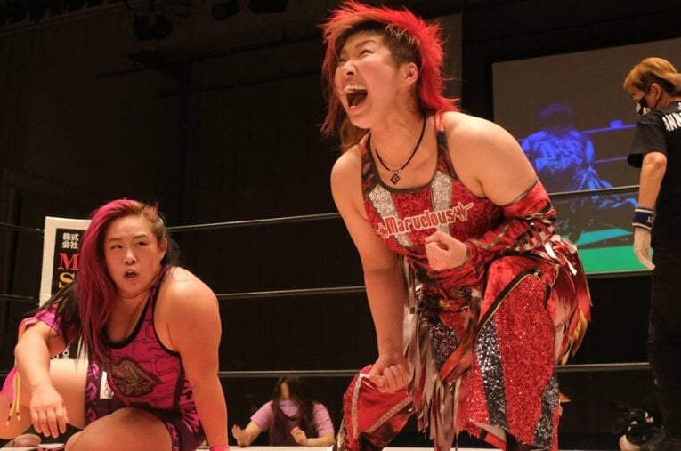 1月10日、マーベラス後楽園ホール大会にて対戦した彩羽匠と仙女の橋本千紘 ／ photograph by Norihiro Hashimoto