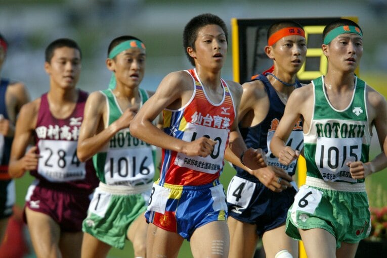 2004年の高校総体男子5000m。報徳学園高時代の竹澤健介（写真右端）©AFLO SPORT