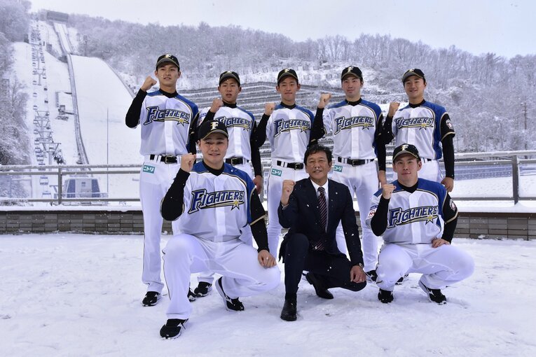 2017年11月の新入団選手発表。栗山英樹監督（当時）、清宮幸太郎らと記念写真に収まる宮台康平さん　©JIJI PRESS