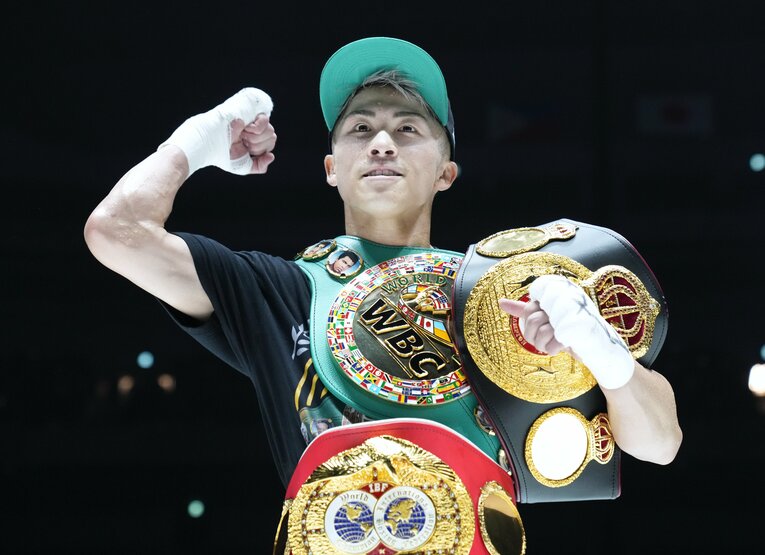 WBA、IBF、そしてドネアから奪取したWBCのベルトを巻く井上　©Naoki Fukuda