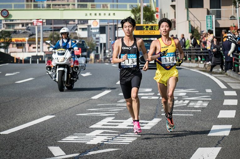 GMOインターネットグループ所属の近藤秀一（左）。東大4年時の2019年には学生連合の一員として箱根駅伝を走った。 ／ photograph by GMO Athletes