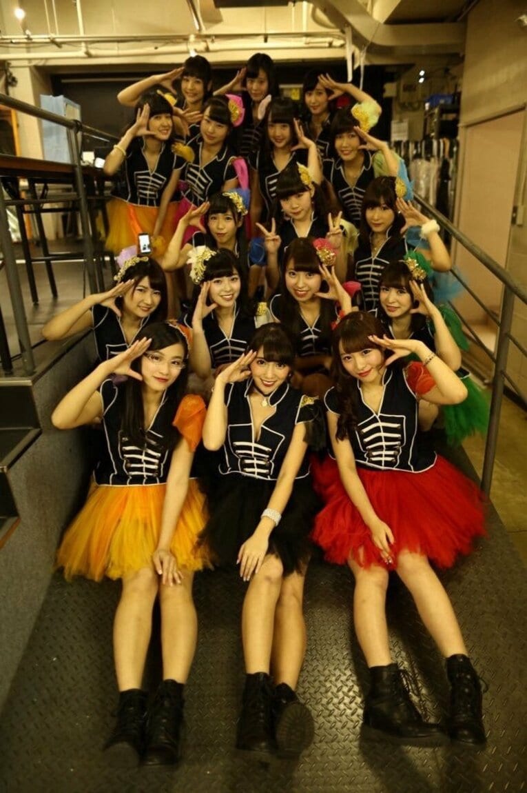 ご当地アイドルグループ「OS☆U」時代の森咲智美さん（前列中央／写真=事務所提供）