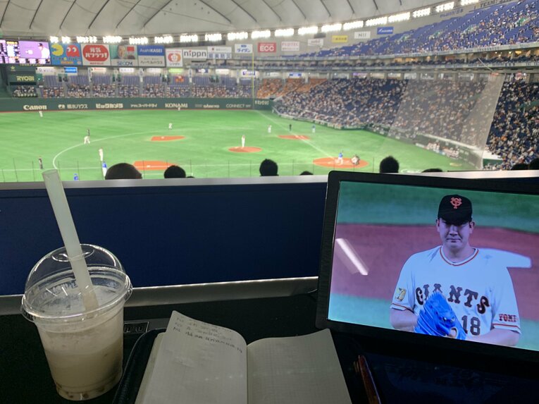 取材席。今季から東京ドームでは席からモバイルオーダーができる「グルモバ」サービスも開始された