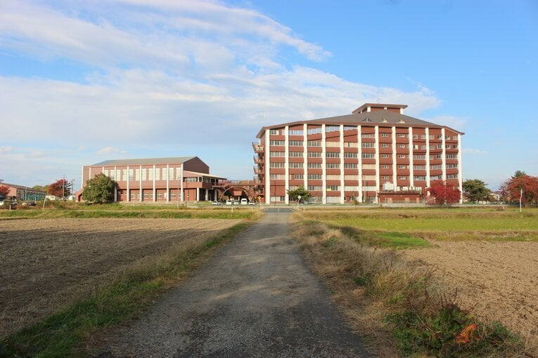 周囲は田畑が広がり、さながら「ポツンと一軒大学」の様相を呈している　©NumberWeb