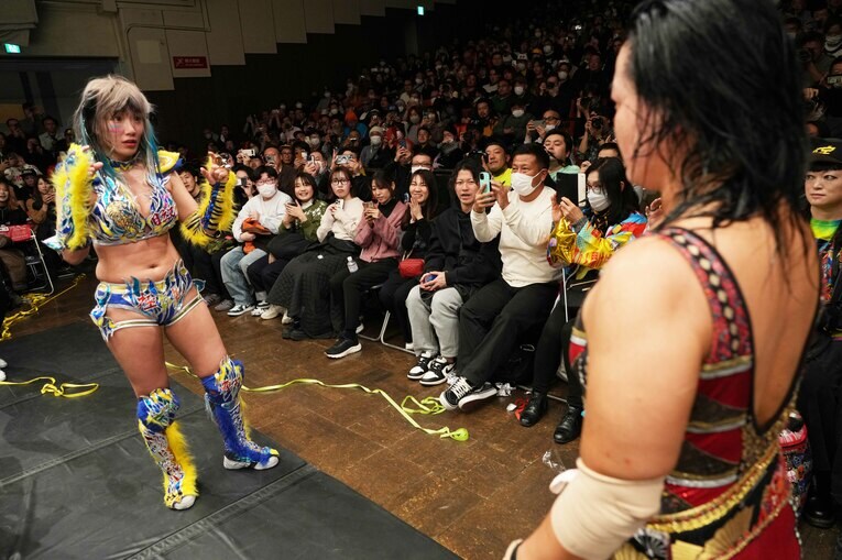 リングを降りて向き合うウナギ・サヤカと里村明衣子　©Essei Hara