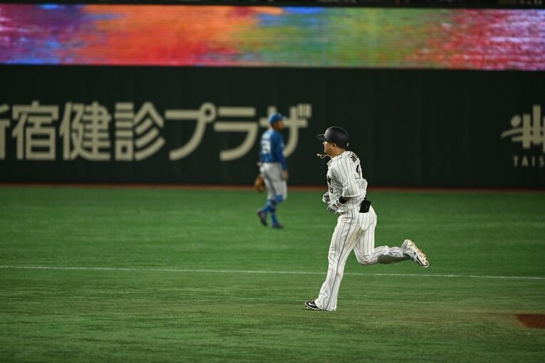 WBCでも見たかった！侍ジャパン強化試合・日本ハム戦でホームランを放つ森友哉（連続写真4/5枚）　©︎Nanae Suzuki