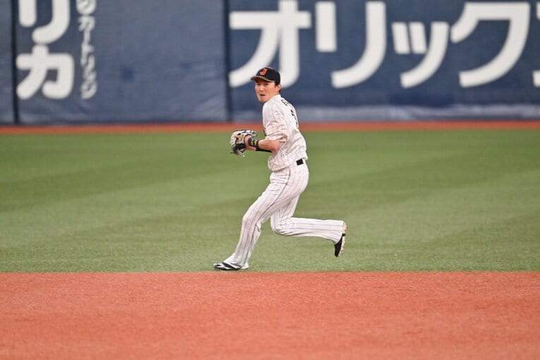 強化試合でも光った源田壮亮の守備（連続写真1/3）©︎Naoya Sanuki