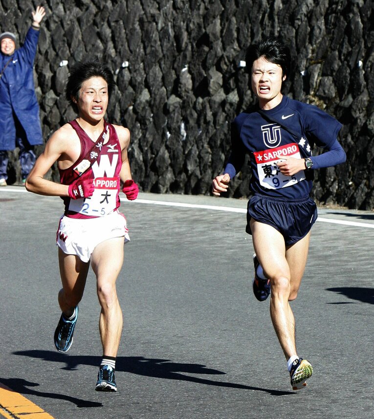 往路5区の山上りで早大の三輪に並んだ東洋大の柏原　©JIJI PRESS