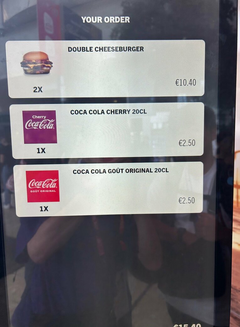 タッチパネルで注文したハンバーガー。チーズバーガー2つとコーラ2つで15.4ユーロ（約2400円）である