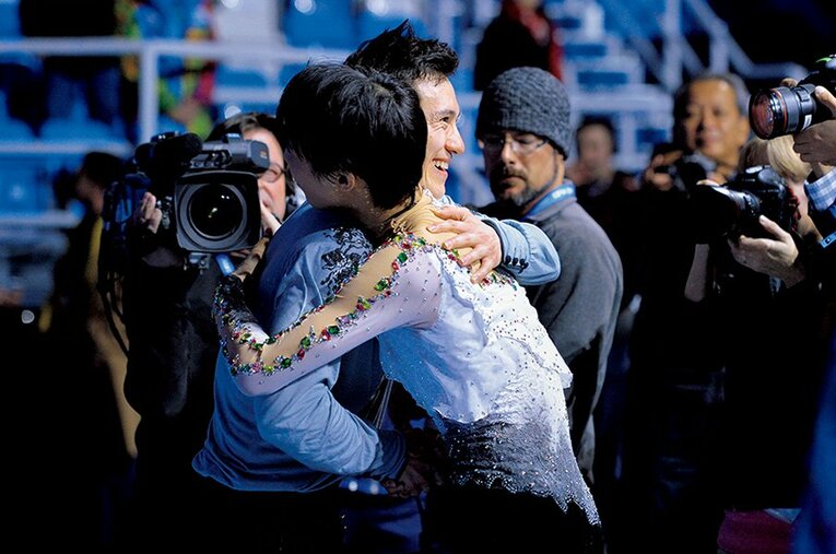 2014年ソチ五輪で熱く抱き合うパトリック・チャンと羽生結弦。羽生が金、チャンが銀メダルに輝いた ／ photograph by Kaoru Watanabe/JMPA