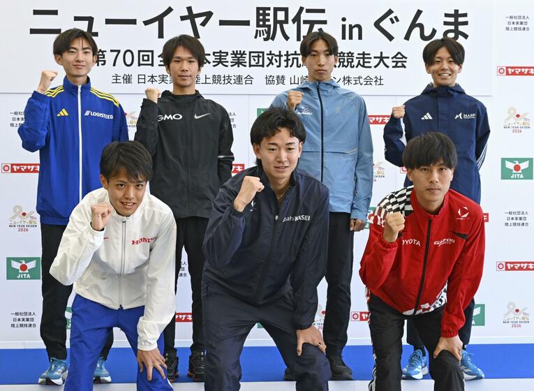 ニューイヤー駅伝の会見では強豪チームの注目選手とともに神野監督も登場した（後列右端）　©KYODO