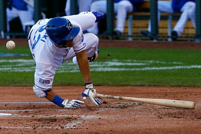 2014年のロイヤルズ時代、ミゲル・ゴンザレスから四球を受けた青木　©Getty Images