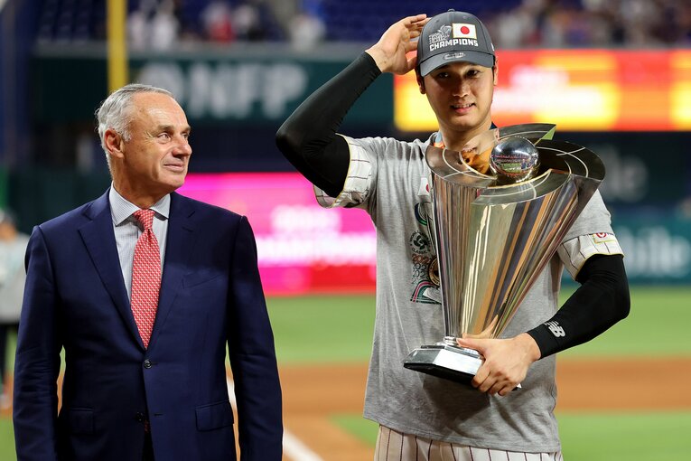 優勝トロフィーを受け取り、感極まった表情を見せた（2／2枚）　©Getty Images