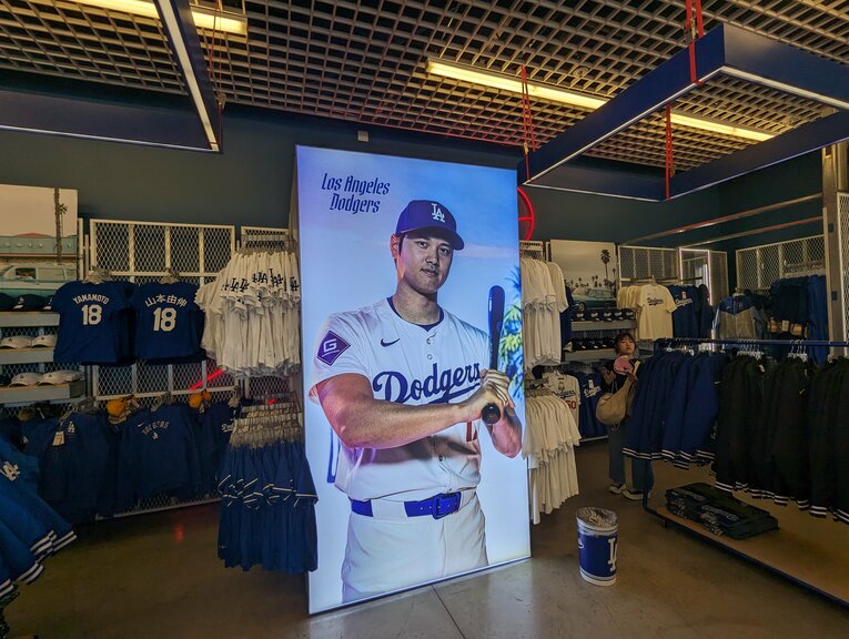 ショップの入口には大谷翔平の看板がお出迎え　©Aki