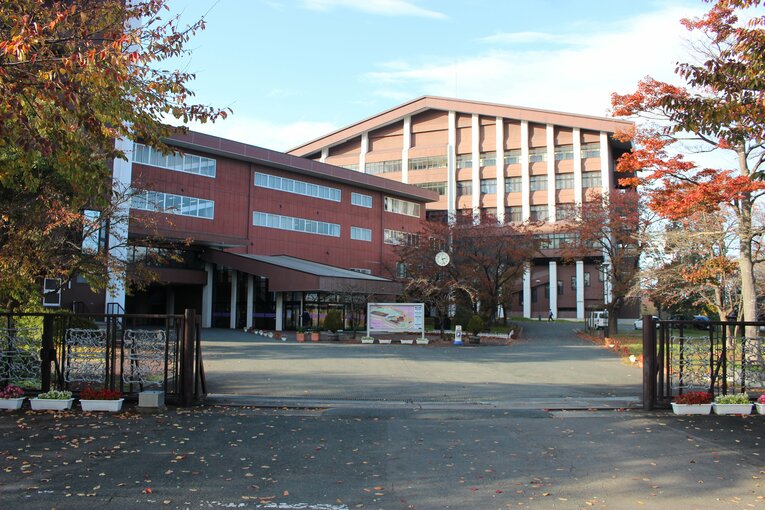 大学の外観　©NumberWeb