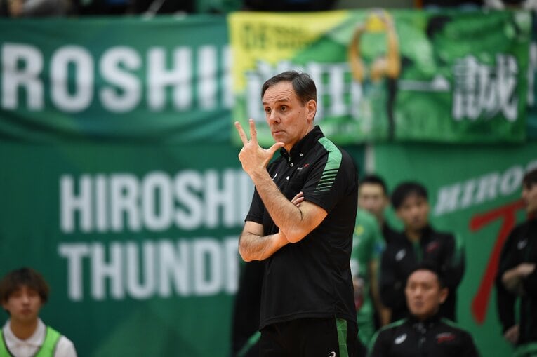広島サンダーズを率いるハビエル・ウェベル監督　©︎HIROSHIMA Thunders