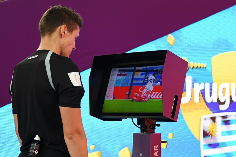 ウルグアイ対ガーナ戦で、VARを見つめるレフェリー。大会では、多くの試合でVARによる判定がチームの命運を左右した　©Getty Images