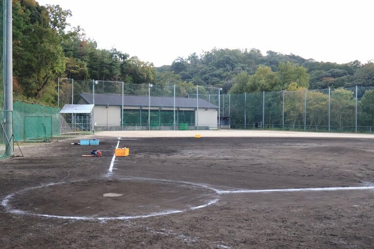 京都国際校内のグラウンドは右翼が約60m、左翼は約70mと激セマ！ しかも球場特有の扇状ではなく台形に近いいびつな形をしている　©︎Fumi Sawai