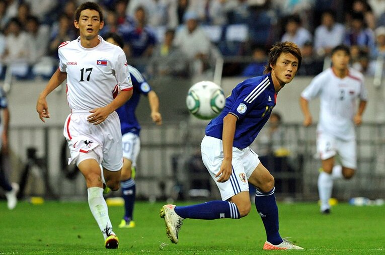 2011年9月に行われた日本vs.北朝鮮戦での安と李忠成。結果は1－0で日本代表が勝ったが、激戦だった。 ／ photograph by Takamoto Tokuhara/AFLO